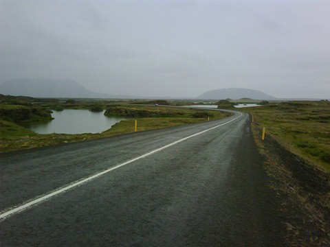 Strada sul lago Mvatn