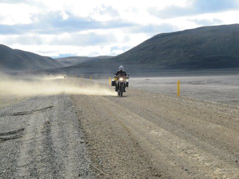 Pista sterrata in Islanda in moto