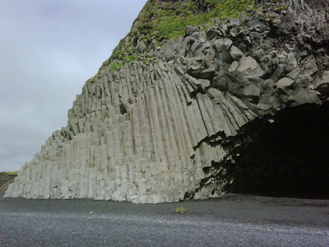 La grotta di Hálsanefshellir sulla spiaggia di Reynisfjara